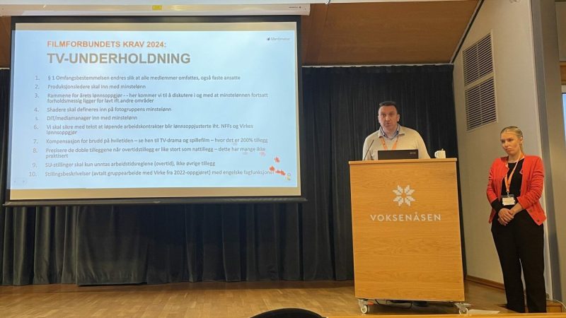 Norsk filmforbunds juridiske avdeling, ledet av Bjørn Brem, informerer om lønnsforhandlingene sammen med forbundsjurist Julie Ingerø Rynning.
Foto: Paul René Roestad, FNF